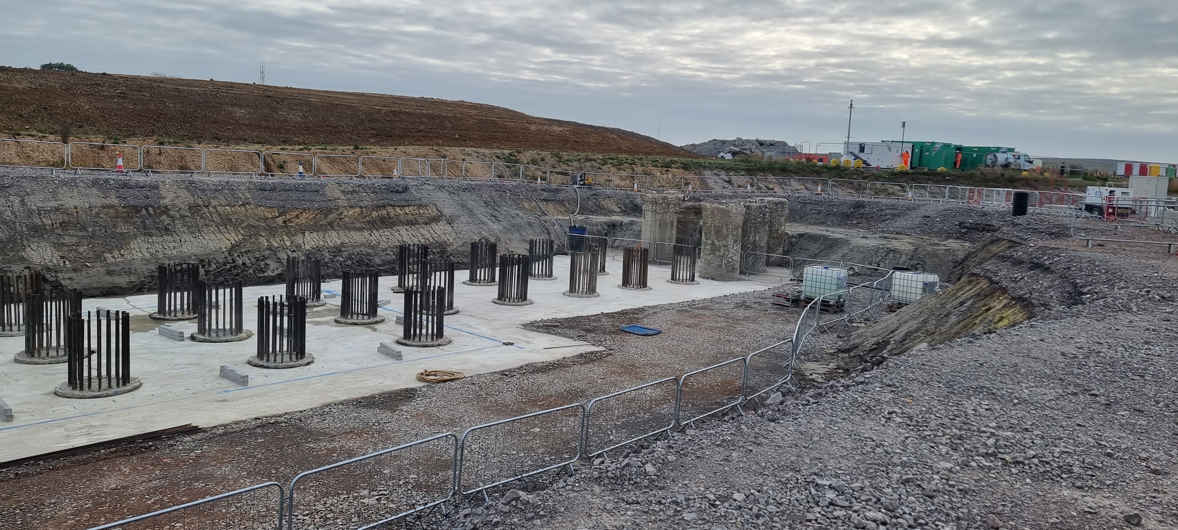 Pile cap foundations with starter bar clusters