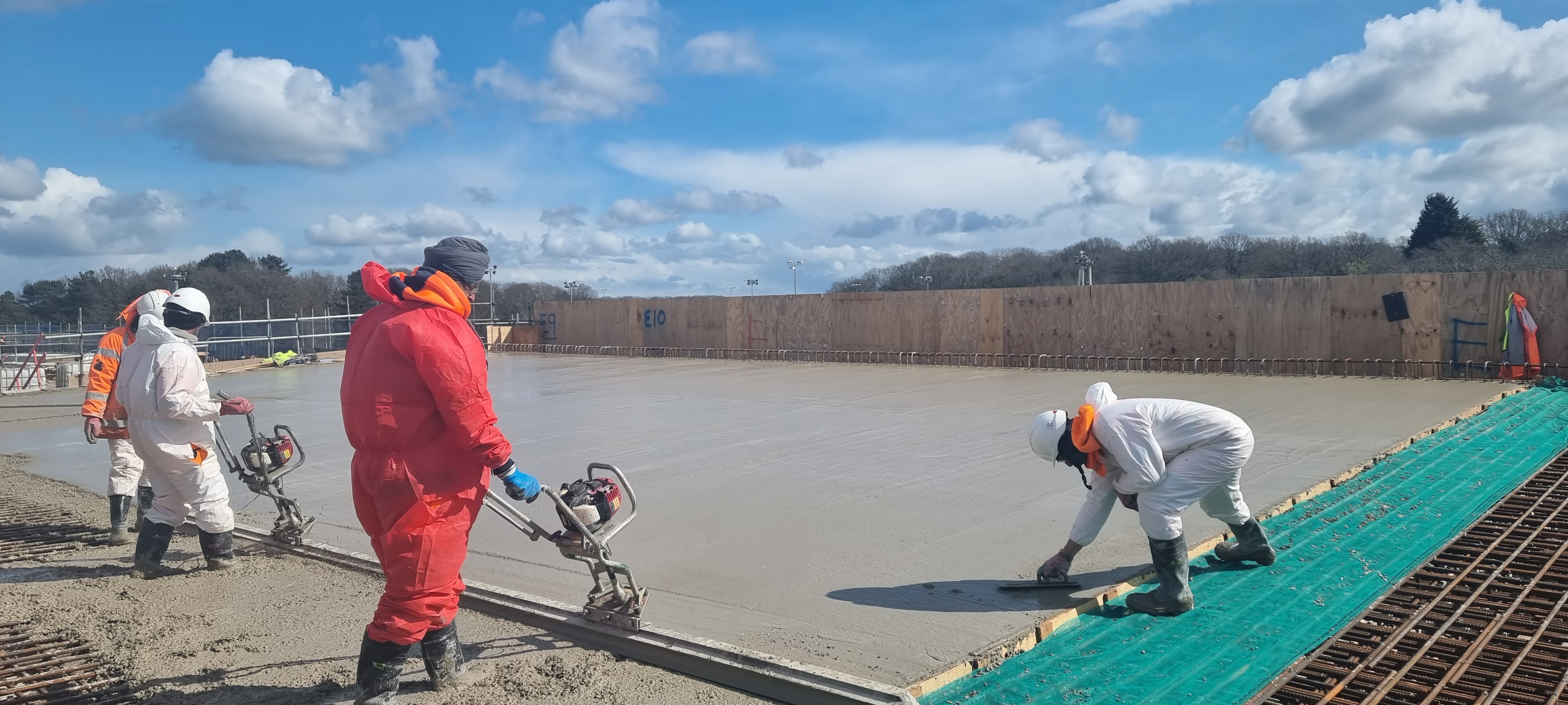 Settlement tank base slab pour with finishing crew