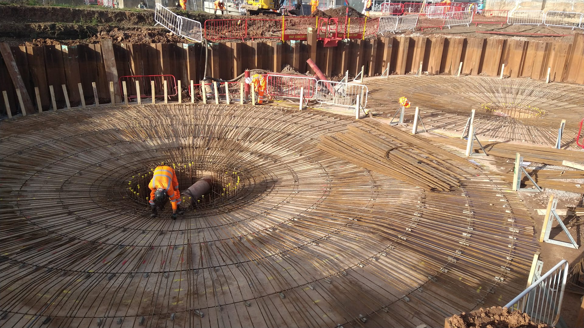 Radial rebar layout in circular settlement tank